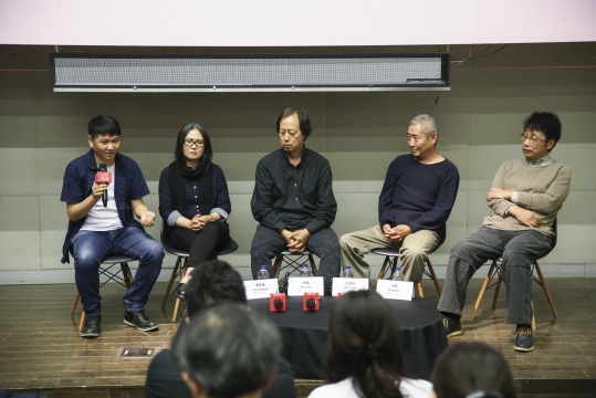 左起：策展人卞卡、艺术家陈劭雄的夫人、艺术家任戬、批评家温普林、艺术家王晋