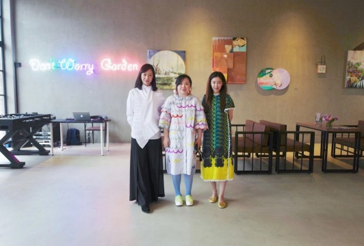从左至右：松美术馆负责人王端、艺术家苑瑗、项目总监杨冰
