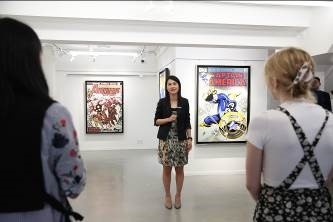 华艺国际（香港）当代艺术部总经理李皓霖小姐介绍该部门专场，包括“灵感曝光：现当代艺术”专场将推出的漫威之父斯坦·李（Stan Lee）手绘超级英雄漫画封面系列
