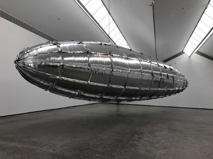 
李昢（Lee Bul，韩国）《“Willing To Be Vulnerable –Metalized Balloon》 300×1700×300cm 尼龙塔夫绸布（内部）、聚酯铝箔（外部）、鼓风机、电线，2019

作品位置： 粮仓#7展厅

