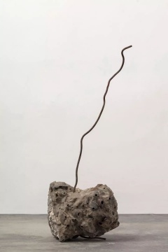 《灵眼洞府系列 #6》，水泥块、鹅卵石，71 x 29 x 21 cm， 2019
