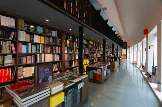 77岁的佳作书局798店开业 你想要的艺术书籍可能都在这里