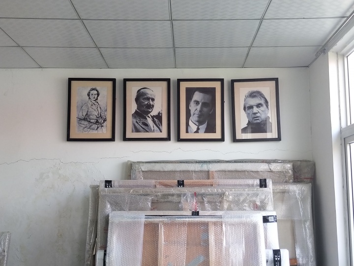 孙策工作室的墙上，挂着帕格尼尼、海德格尔、阿尔·帕西诺、培根的肖像
