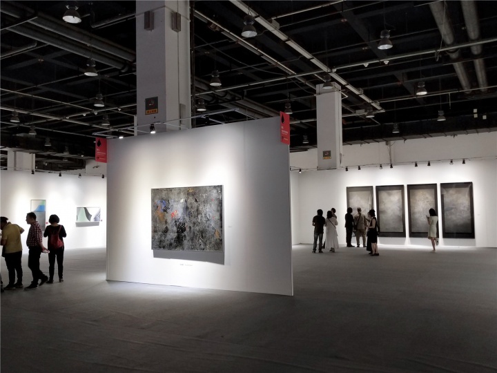 来自台湾的大象艺术空间展位现场，带来王绍强、游东醌两位艺术家的作品
