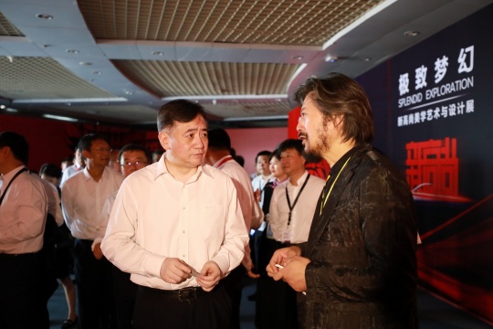 长春市委副书记、市长 刘忻（左）与中国国家画院雕塑院执行院长 王艺（右）在展览现场
