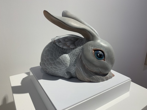 《雪·兔》 33.5×10×29.5cm 青铜、丙烯、化学着色 2019
