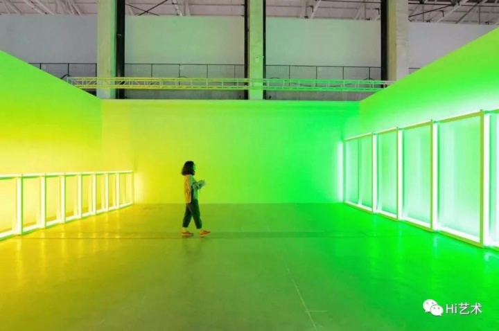 卓纳在2018年的西岸艺术与设计博览会的展位上仅展出丹·佛莱文的一件作品
