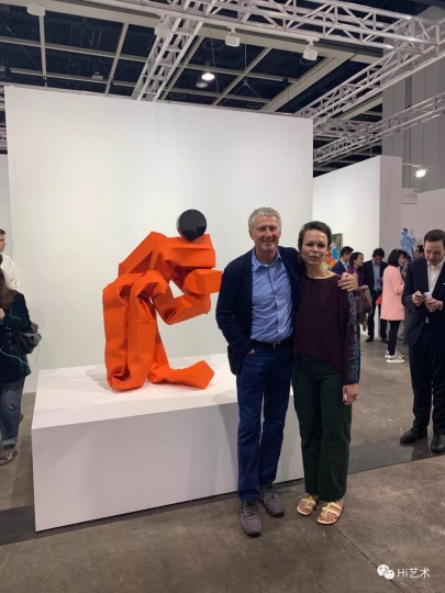 2019香港巴塞尔卓纳画廊展位，大卫·卓纳与艺术家卡罗尔·波威在现场合影，身后为卡罗尔为这次展会特意创作的雕塑作品
