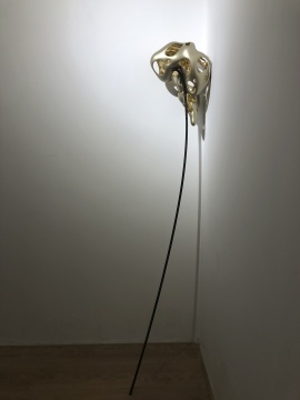 《躸 （ji ) 系列-2》 28×22×175cm 树脂、铁 2016-2019
