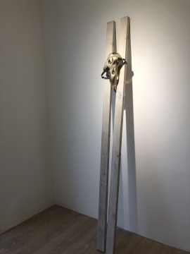 《躸 （ji ) 系列-3》 16×14×190cm 树脂、不锈钢木 2016-2019
