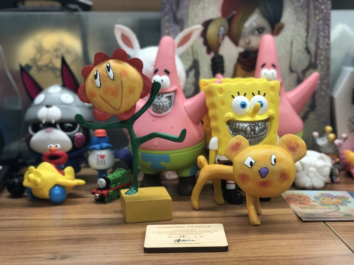 办公桌上的玩具

