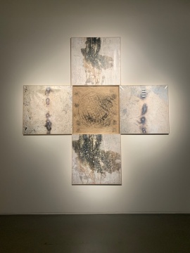 韩湘宁《雨水非水墨》系列，中间是韩湘宁在亚洲艺术中心（北京）门口拓印的井盖
