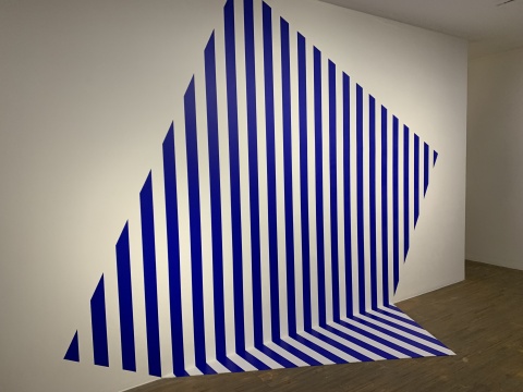 丹尼尔·布伦 《被弯曲的蓝色》 蓝色贴条在白墙上350×350cm 尺寸可变 2013
