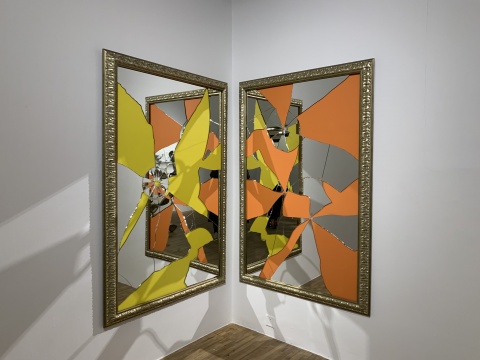 米开朗琪罗·皮斯特莱托 《彩色二减一》  180×120cm（每块） 镜子、镀金木框 2015