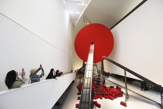 安尼施·卡普尔首个美术馆大展亮相央美 万山红遍