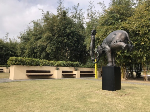 张大力 《人与兽》 2×2×1.5m 橙红色喷漆不锈钢
张大力 《人与兽》 2×2×1.5m 橙红色喷漆不锈钢