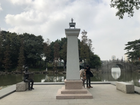 杨诘苍 《止庐问疾》 1.6×1.6×4m 白铜、柱子灰色麻石,下座为暗红石
杨诘苍 《止庐问疾》 1.6×1.6×4m 白铜、柱子灰色麻石,下座为暗红石