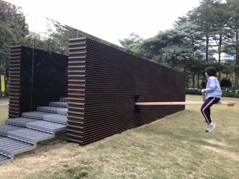 沈烈毅 《跷跷板》 2×9.5×1.1m(不含跷跷板,跷跷板长6m)不锈钢
沈烈毅 《跷跷板》 2×9.5×1.1m(不含跷跷板,跷跷板长6m)不锈钢