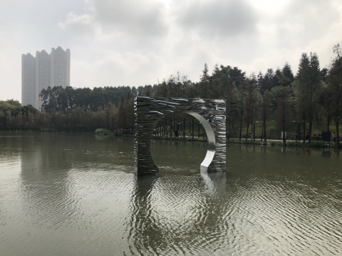 陈克 《皎镜含天》 3×3×0.5m 不锈钢
陈克 《皎镜含天》 3×3×0.5m 不锈钢