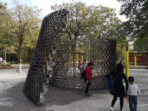段俊豪 《情书》 6.8×5.5×3.9m 钢材、玻璃、征集的物件
段俊豪 《情书》 6.8×5.5×3.9m 钢材、玻璃、征集的物件