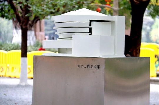 焦兴涛 《每个人的美术馆》高度1.5~2m 玻璃钢、灯、不锈钢
焦兴涛 《每个人的美术馆》高度1.5~2m 玻璃钢、灯、不锈钢