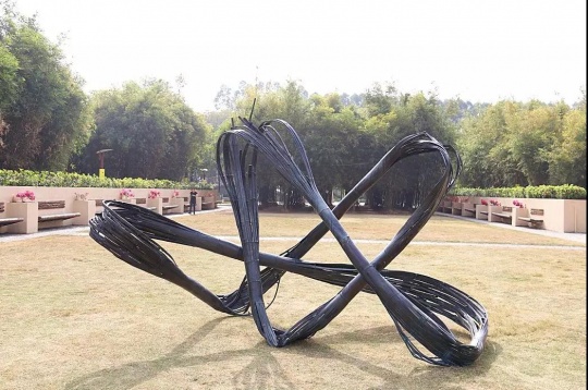 萧昱 《爱》 3.4×1.9×2.2m 铸铜化学着色
萧昱 《爱》 3.4×1.9×2.2m 铸铜化学着色