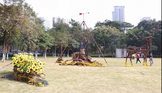 洛鹏 《被解构的一棵树》 尺寸可变 一整棵树、不锈钢
洛鹏 《被解构的一棵树》 尺寸可变 一整棵树、不锈钢