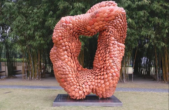 郅敏 《二十四节气-立夏》 2.2×1.2×2.9m 陶瓷、金属
郅敏 《二十四节气-立夏》 2.2×1.2×2.9m 陶瓷、金属