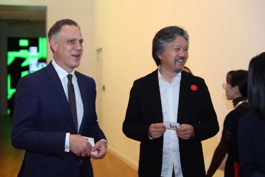 英国V&A博物馆副馆长、首席运营官李傅廷与土楼公社合伙人之一、建筑师刘晓都在展览现场