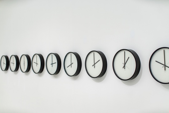 凯蒂·帕特森 《时钟（太阳系）》 九个改装时钟 45×45×9.5cm每个 2014
