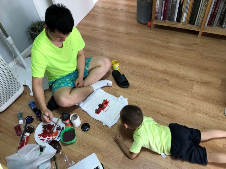 2019年的六一儿童节，王礼军在两件白T恤上分别画了儿子最喜欢的警车和吉普车，作为礼物送给未满3岁的儿子
