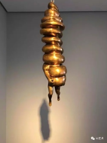 路易斯·布尔乔亚《螺旋形女人》48.3×10.2×14cm 青铜、石板盘，悬挂件 1984 伊斯顿基金会收藏。松美术馆展览现场，摄影：罗颖
