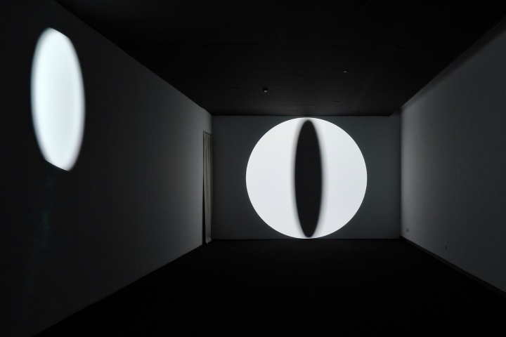 《月食》尺寸可变 投影、圆镜、钢丝、减速齿轮、马达 2007艺术家用一束光和一面镜子模拟月食的过程