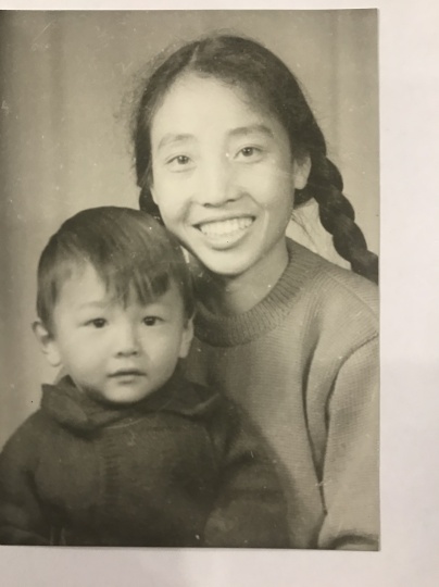 年幼的唐志冈与母亲 
