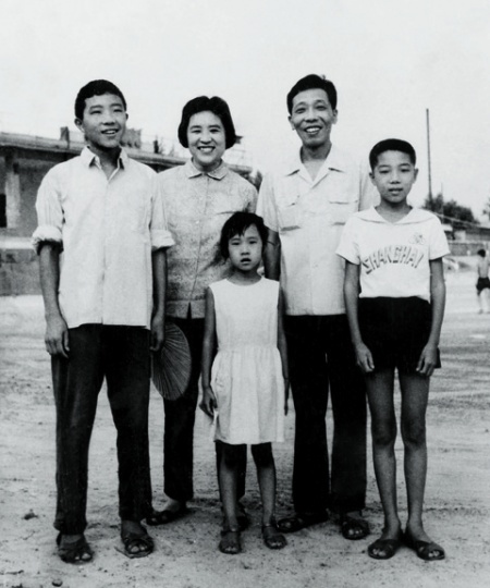 少年时代的段建伟（左一）与家人
