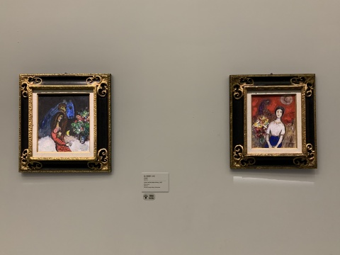 马克·夏加尔 左《 恋人和蓝驴》30x27cm 布面油画 1955

马克·夏加尔 右 《瓦瓦的画像》27×22cm 纸板油画 1953-1956
