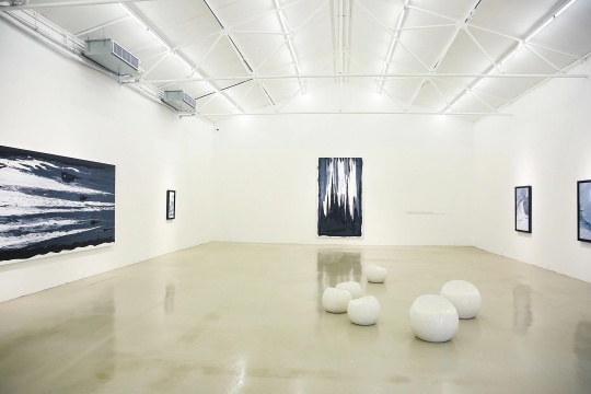 松艺术区左儿个展，一位跨界艺术家的绘画实践