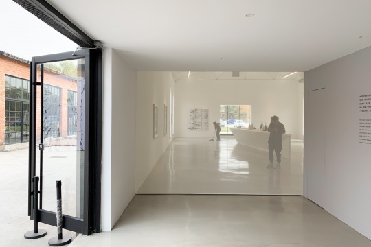 松艺术区左儿个展，一位跨界艺术家的绘画实践