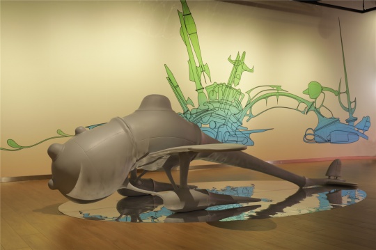 《猪头战机》 222×160×550cm 聚苯乙烯塑料喷绘 2020
