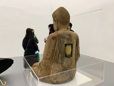 Ash Zing在拟像空间的个展，据说想卖一些从佛像身上打磨下来的粉末