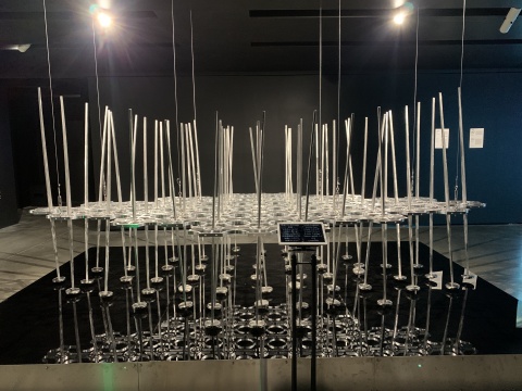 《微风生命》 430 x 240 x 600 cm 铝、不锈钢、磁铁、电机、钢丝绳 2020
