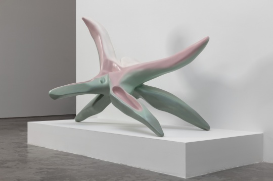 《总是,不是全部 No.2》 144×105×255cm 不饱和聚酯树脂、丙烯酸喷漆 2021
《总是,不是全部 No.2》 144×105×255cm 不饱和聚酯树脂、丙烯酸喷漆 2021