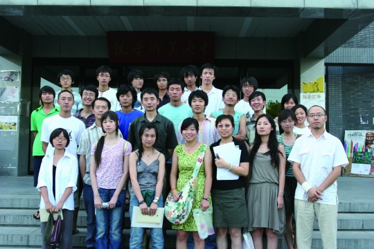 时任造型学院基础部主任高天雄、副主任袁元、教师贺羽、办公室主任张丽和学生会干部合影（2004年）
