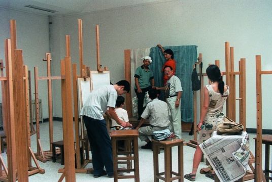 造型基础部首任系主任文国璋、时任副系主任张路江在组织教学（2001年）
