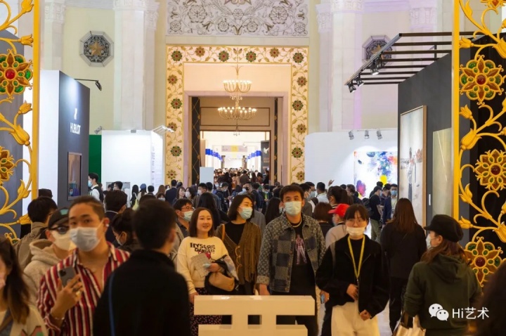 2020年11月，ART021上海廿一当代艺术博览会现场人声鼎沸，堪称“全球最强”
