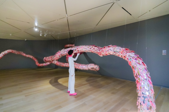 ​陈粉丸作品《不息》，“没有足够的距离——跨界潮流艺术展”，明珠美术馆展览现场