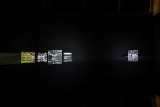 
杨福东，《无限的山峰—是冰》 5屏彩色，黑白，无声视频 木板，素描，丙烯，摄影， 不锈钢镜面 2021
