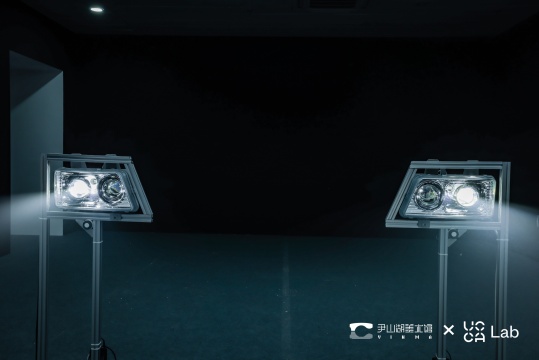 刘亚洲 《远光灯，近光灯》 70x120x180cm  互动装置，东风前大灯 2021 
