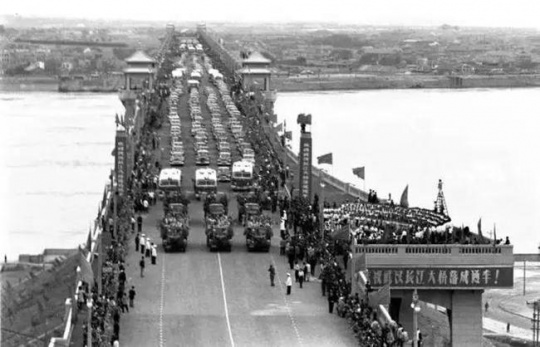 1957年10月15日武汉长江大桥建成通车。央广新闻
