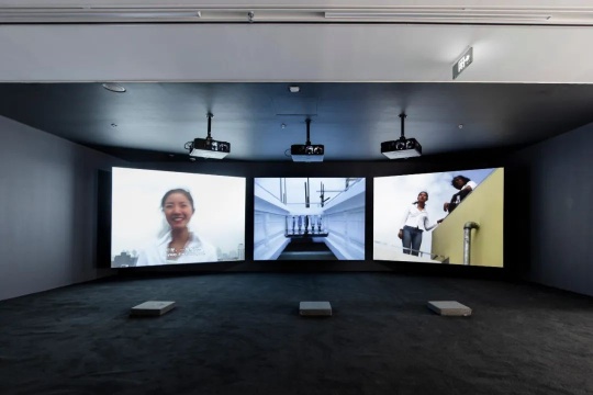 杨福东，《天上，天上，茉莉，茉莉》，2002，3 频彩色有声影像，18 分钟，音乐 : 林笛、苏勇。 图片由 UCCA 尤伦斯当代艺术中心提供。
